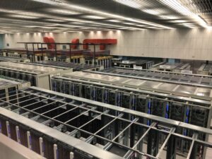 Viel technologische Infrastruktur in einem geschlossenen Serverraum